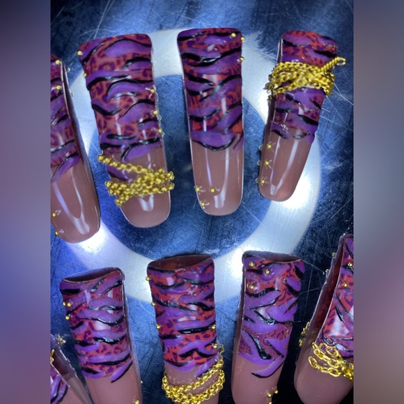 Clawdeen (3 XL duck ) ( GLOW IN THE DARK ) - Picture 7 of 10